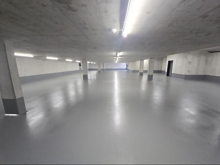 Tiefgarage nach der Beschichtung mit gleichmäßig grauem, fugenlosem Boden