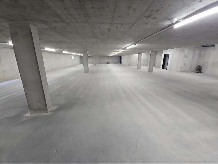 Dieselbe Tiefgarage vorher mit offenem, unbeschichtetem Betonboden