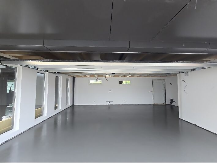 Heller Garagenraum mit grau beschichtetem, fugenlosem Boden